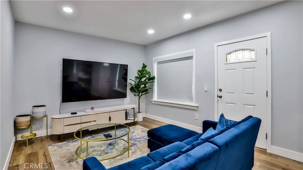 Santa Ana, CA 92703,408 S Flower ST