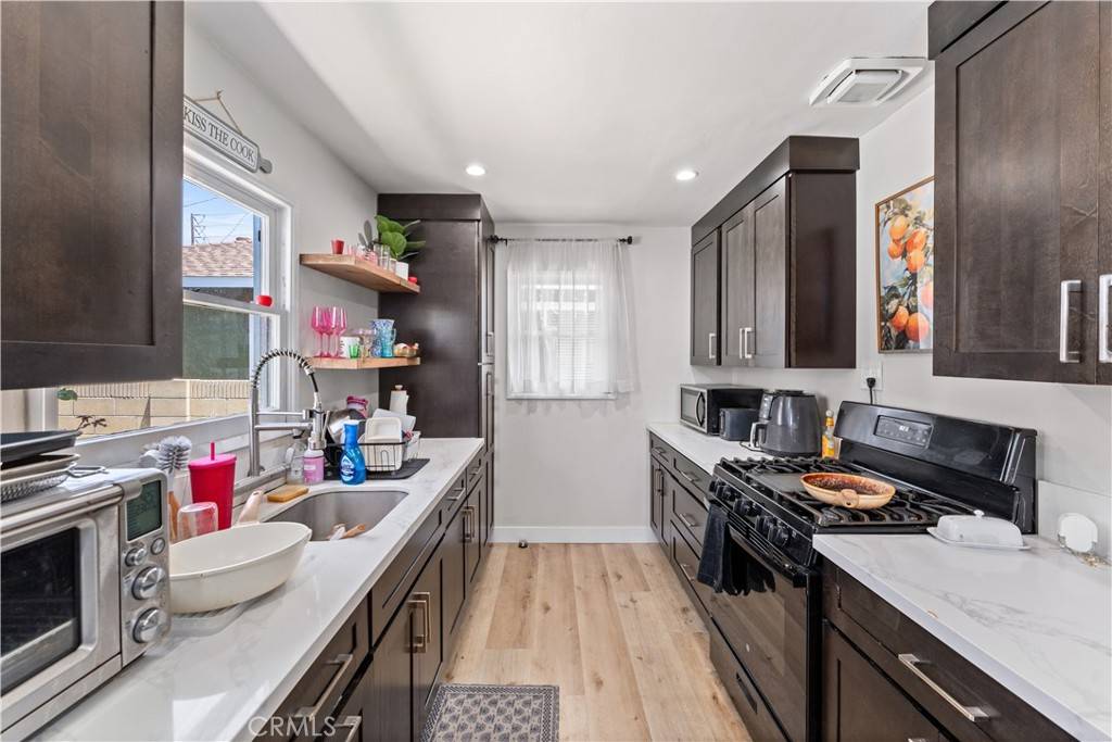 Orange, CA 92868,923 W Maple AVE