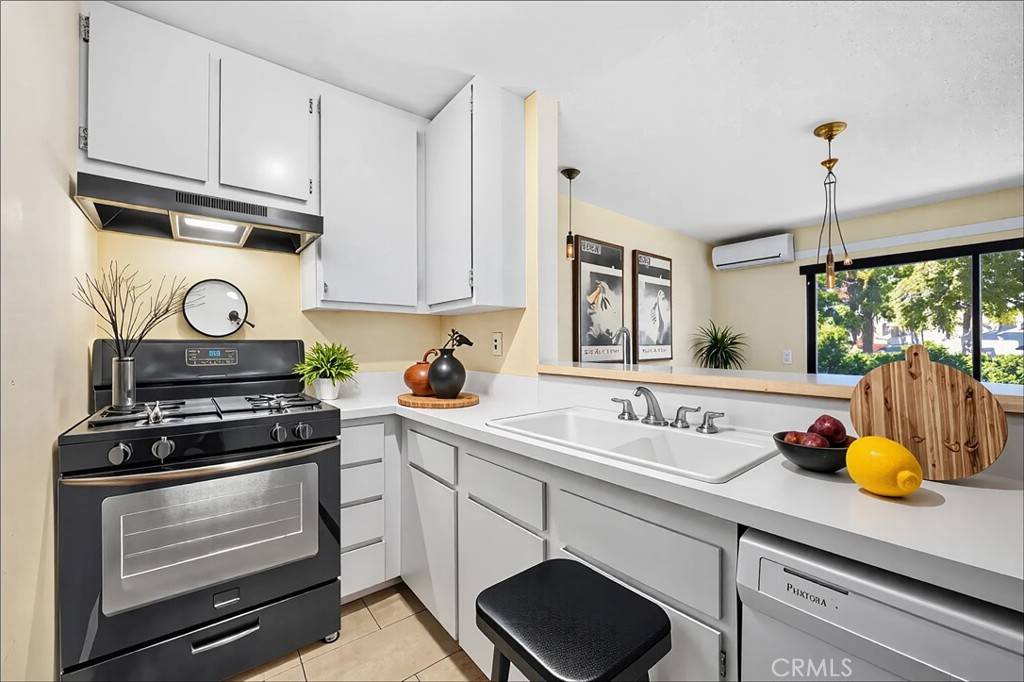 Irvine, CA 92618,208 Orange Blossom #24