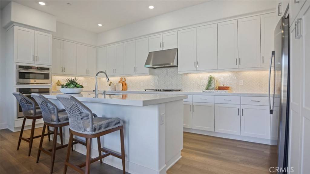 Irvine, CA 92618,236 Knot