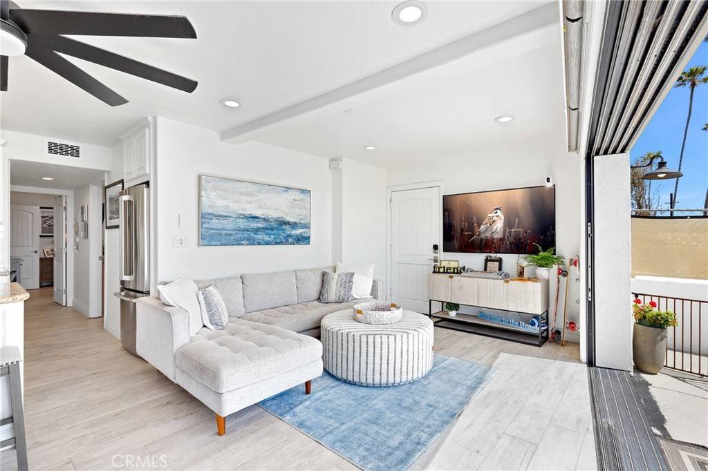 Newport Beach, CA 92661,916 E Oceanfront