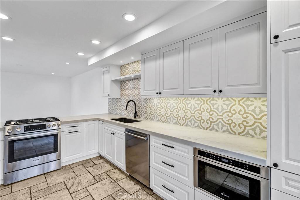 Costa Mesa, CA 92627,334 Tours LN