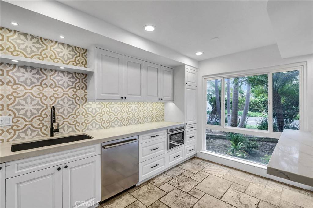 Costa Mesa, CA 92627,334 Tours LN