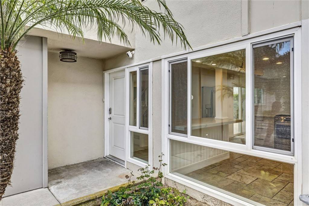 Costa Mesa, CA 92627,334 Tours LN