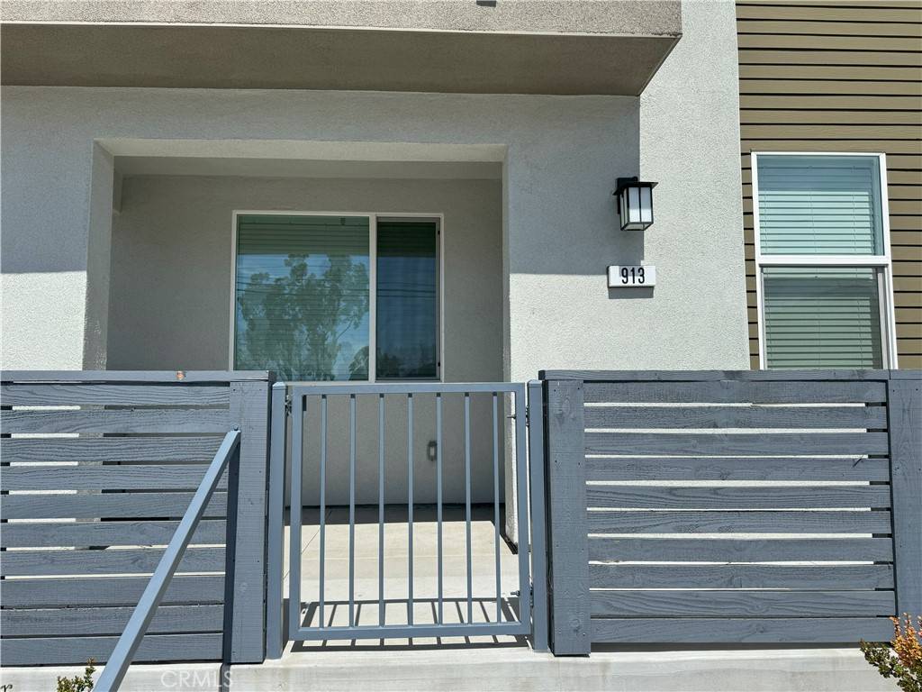 Santa Ana, CA 92701,913 E 2nd ST