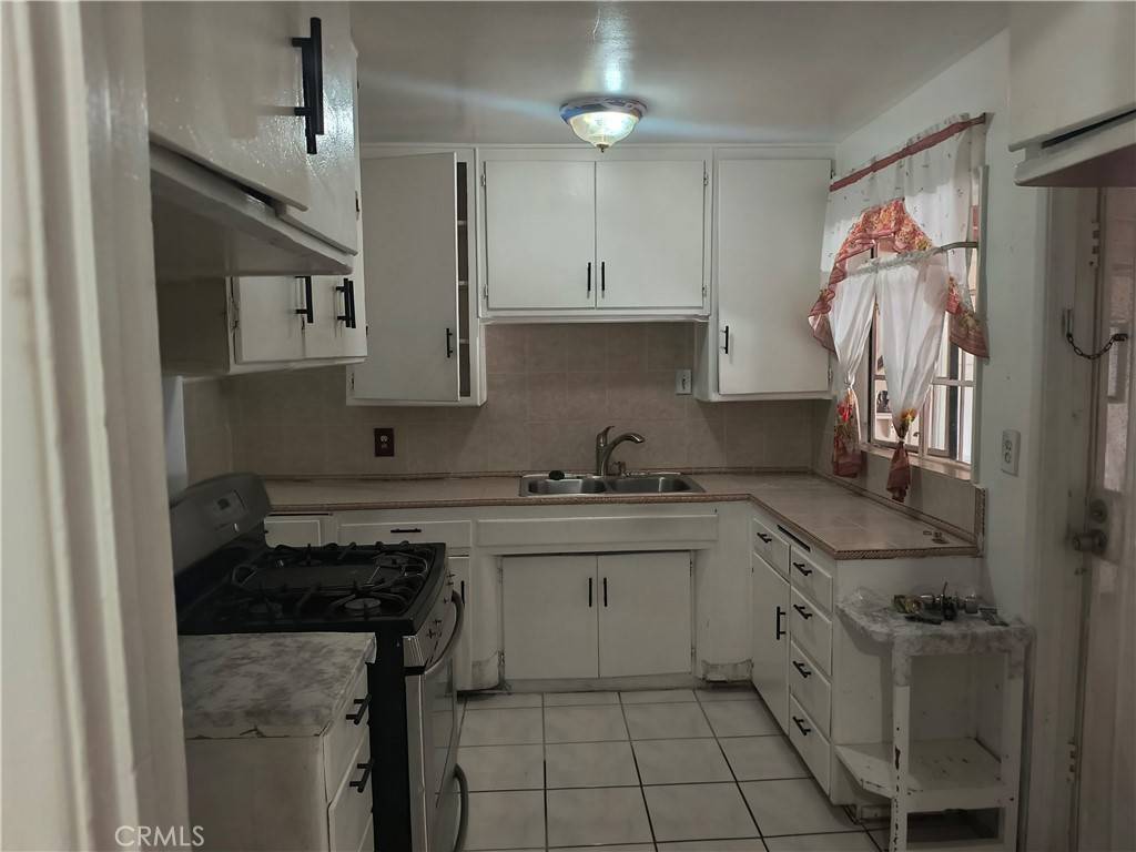Santa Ana, CA 92704,2402 W Borchard AVE