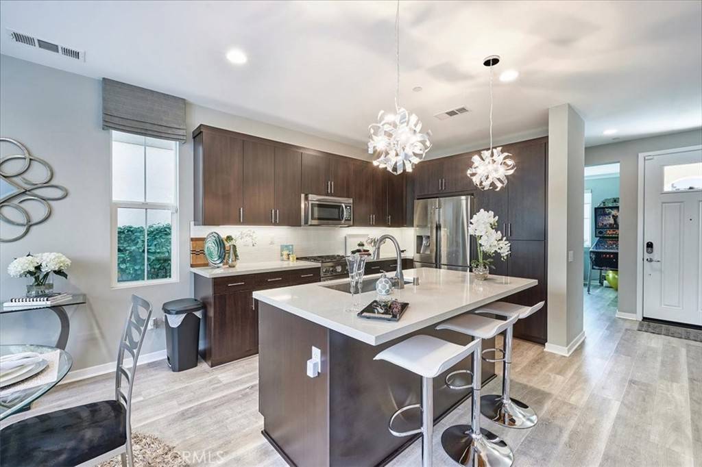 944 Sunlit LN Costa Mesa, CA 92626