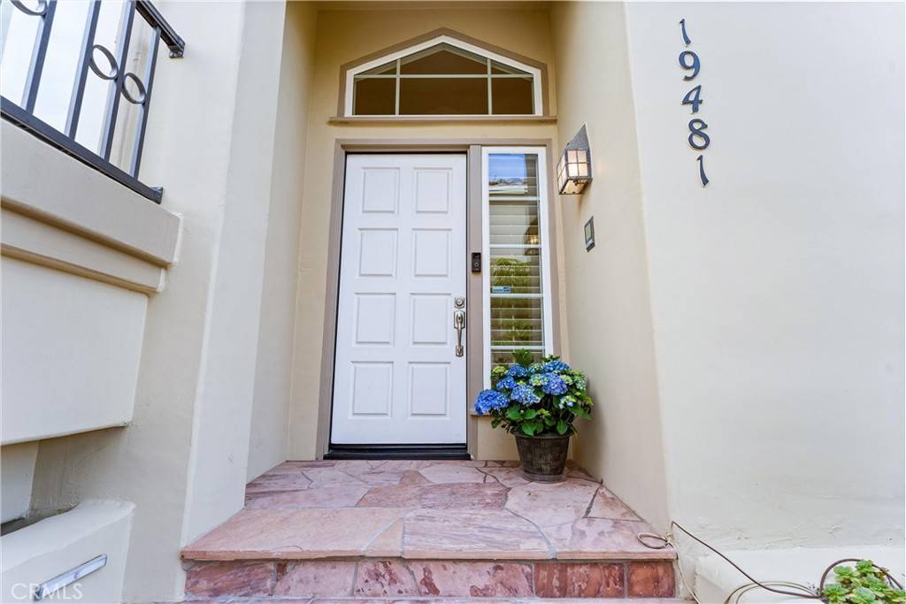 Huntington Beach, CA 92648,19481 Riverdale LN