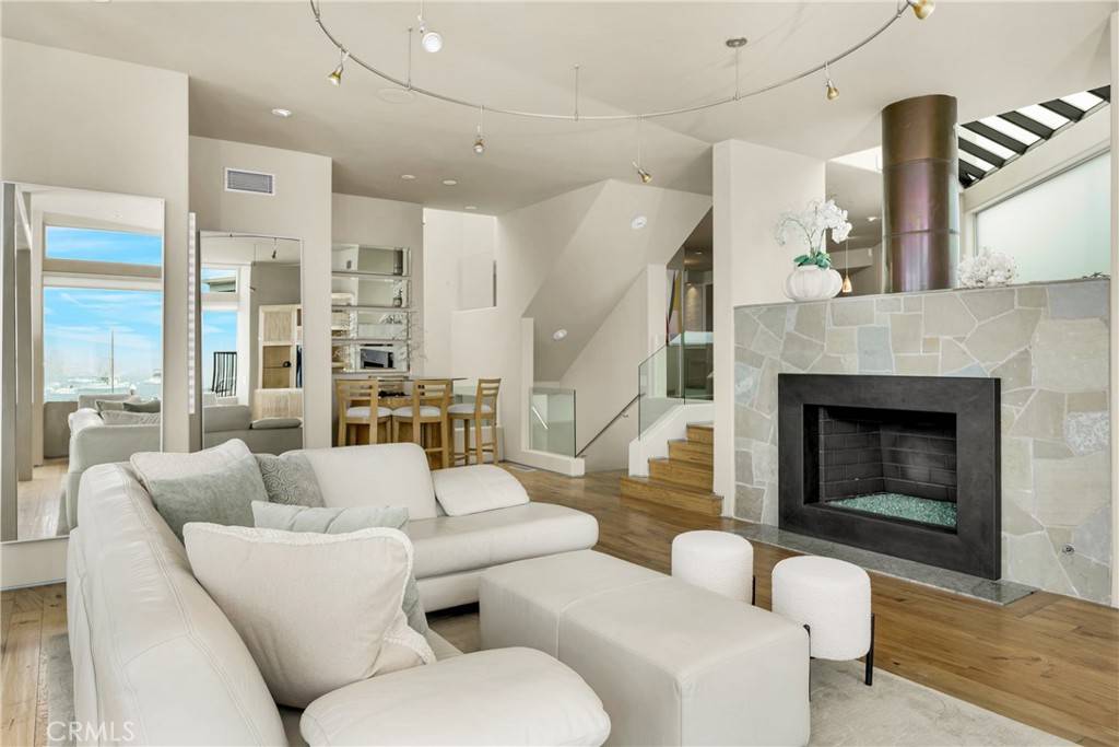 Newport Beach, CA 92661,1008 E Balboa BLVD