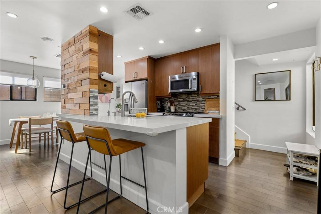 Valley Village, CA 91607,5545 Whitsett AVE #1