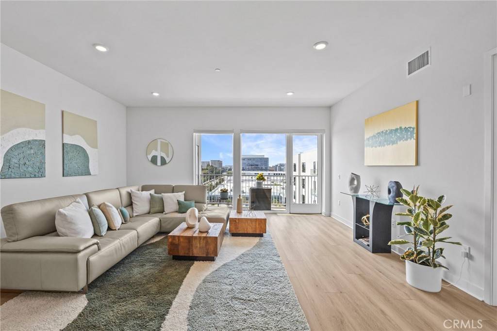Irvine, CA 92612,3713 Rivington