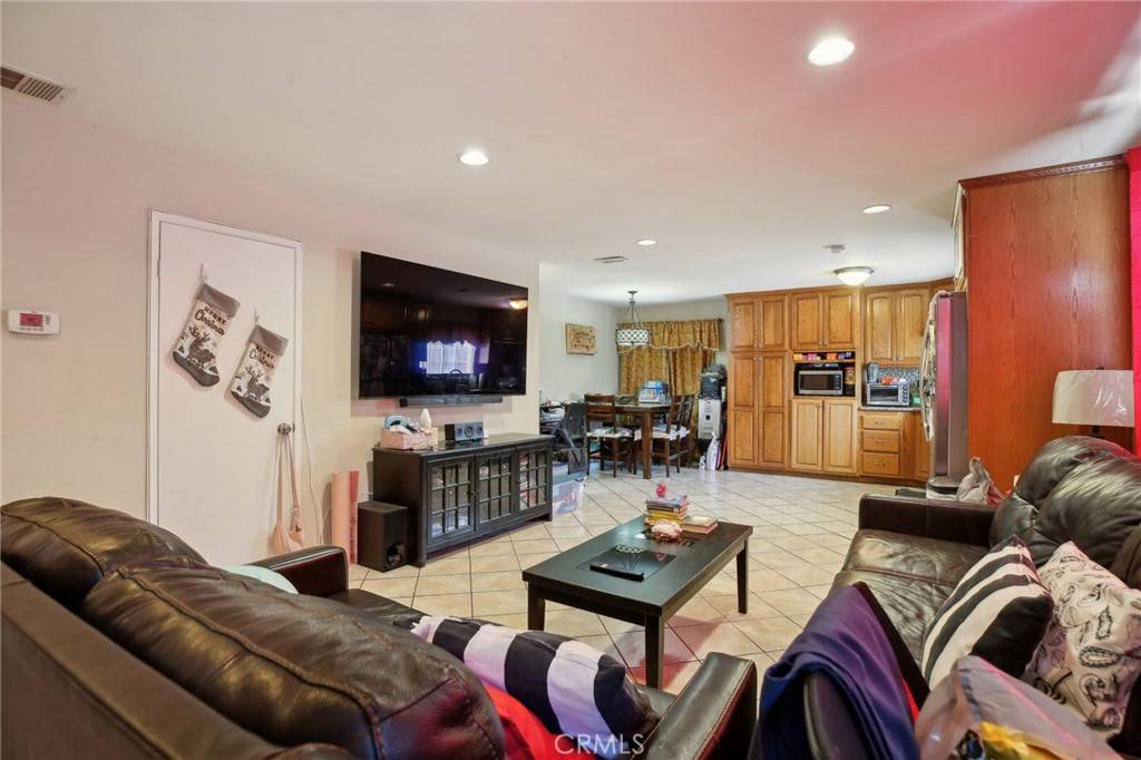 Long Beach, CA 90810,2045 W Cameron ST