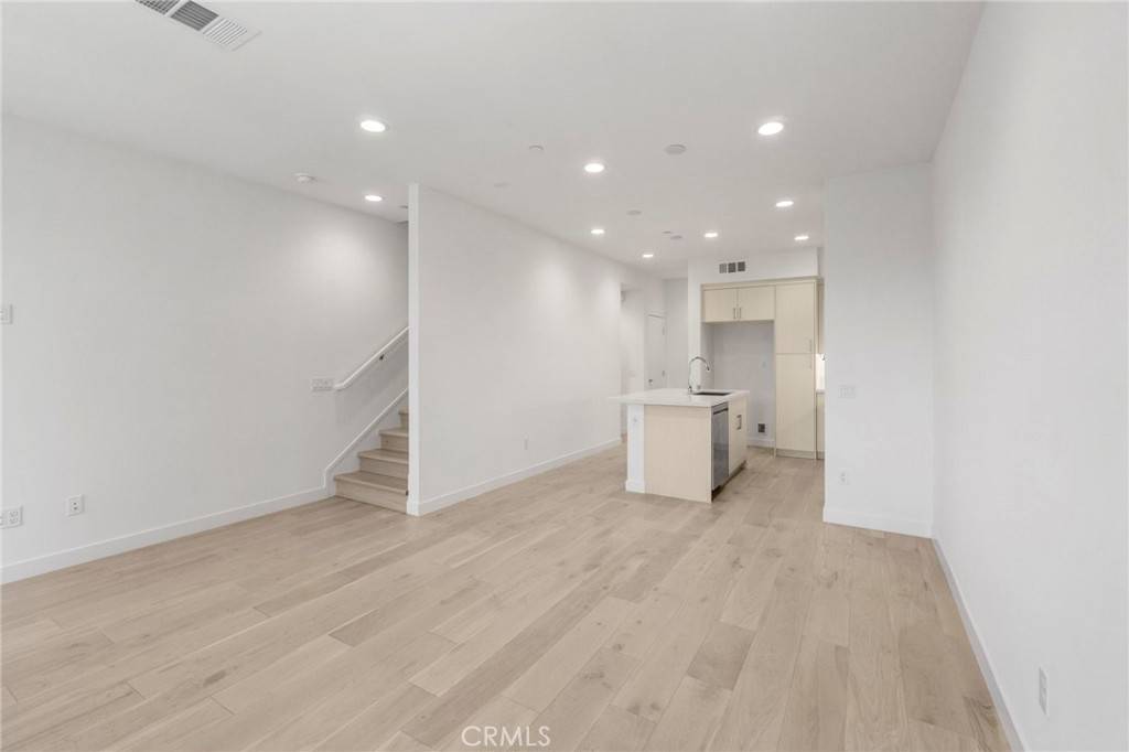 Long Beach, CA 90805,22 E Sunset ST