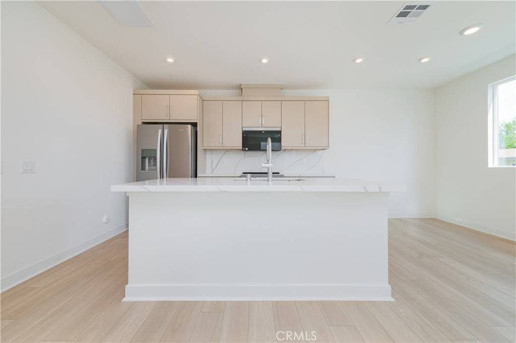 Santa Ana, CA 92705,687 S Lyon St