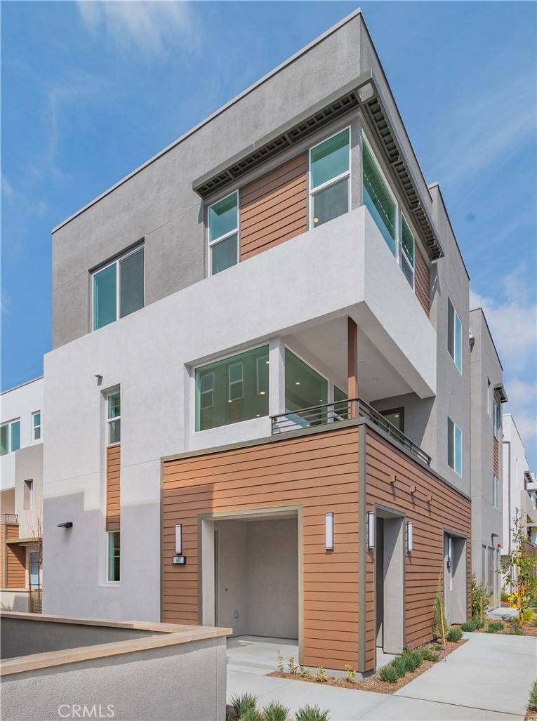 Santa Ana, CA 92705,687 S Lyon St