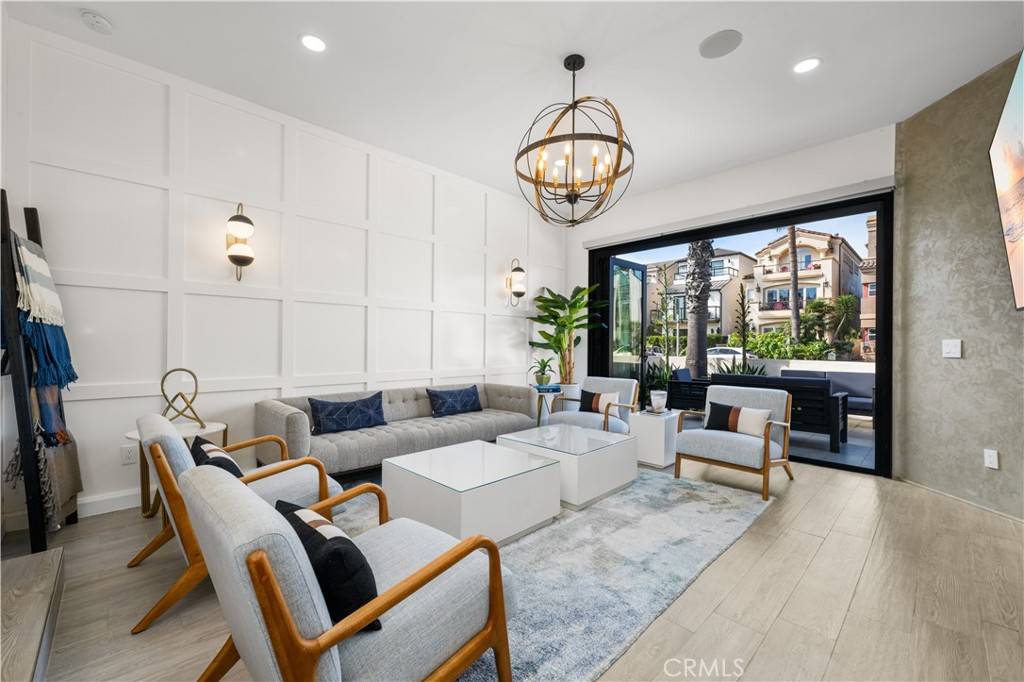 Huntington Beach, CA 92648,122 21st ST
