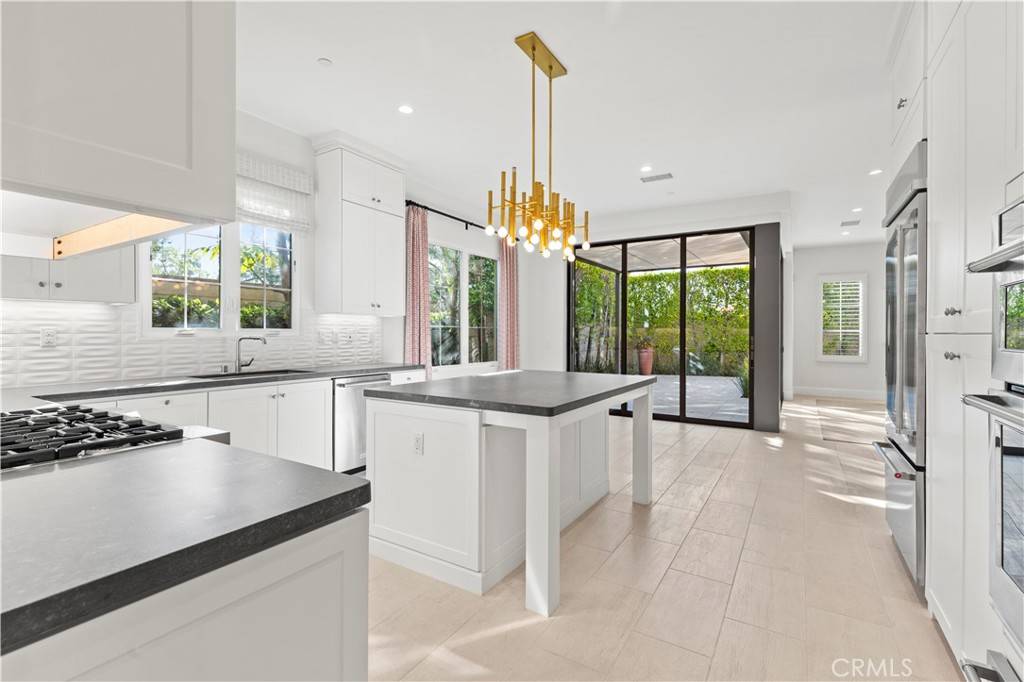 111 Vigna Irvine, CA 92602