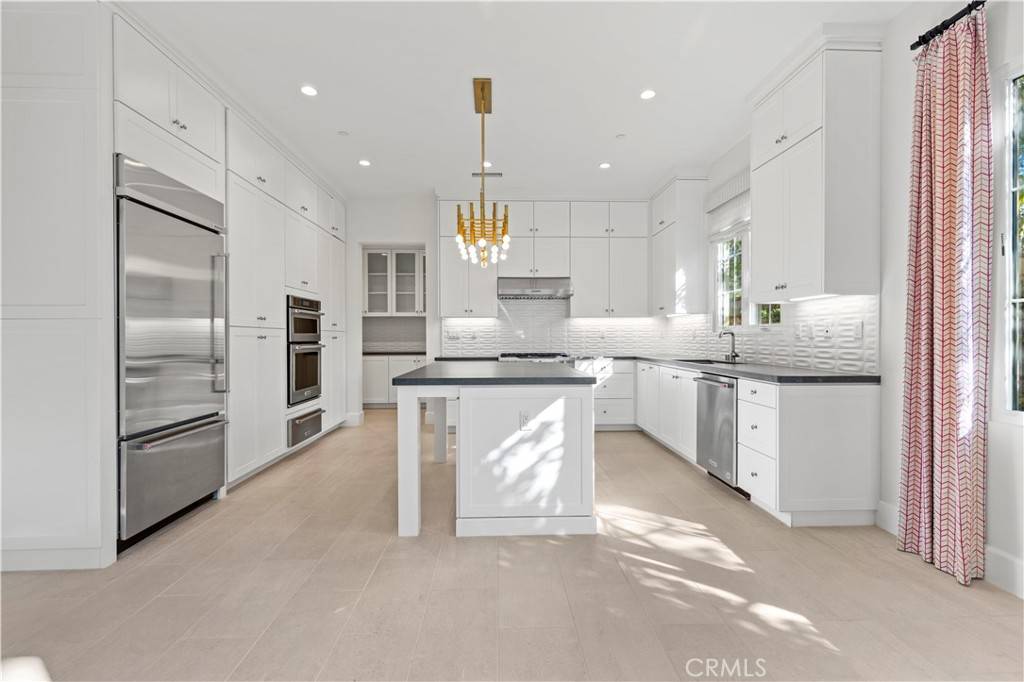 111 Vigna Irvine, CA 92602