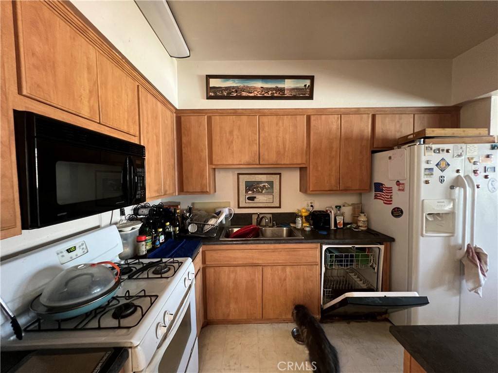 Tarzana, CA 91335,6323 Reseda BLVD #5