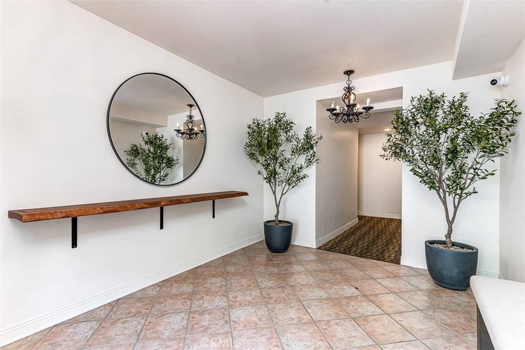 Los Angeles, CA 90068,6752 Hillpark DR #301