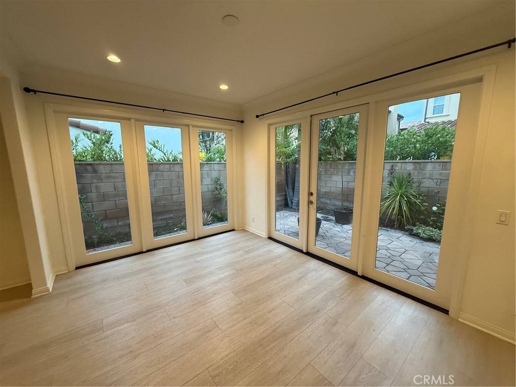 Irvine, CA 92618,211 Mantle