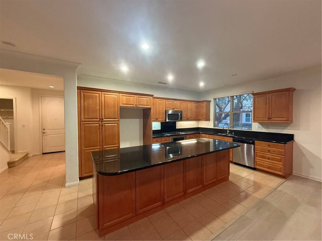 Irvine, CA 92618,211 Mantle