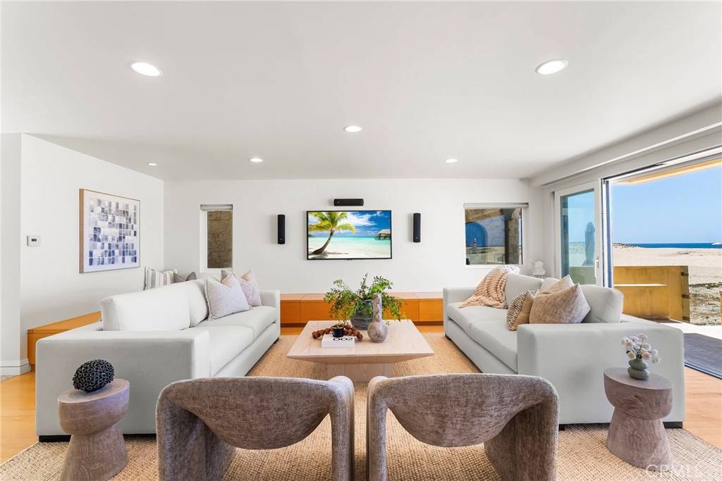 Newport Beach, CA 92661,1554 E Oceanfront