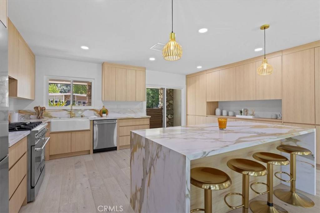 24211 Caris ST Woodland Hills, CA 91367