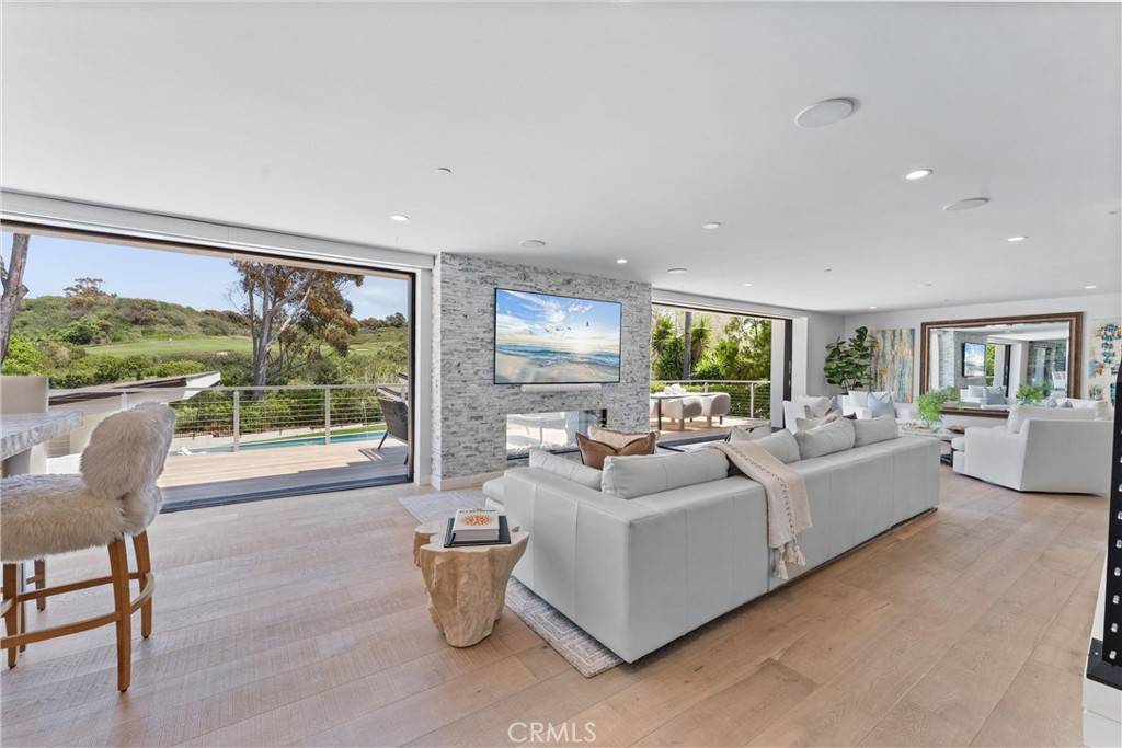 Corona Del Mar, CA 92625,552 Seaward Rd