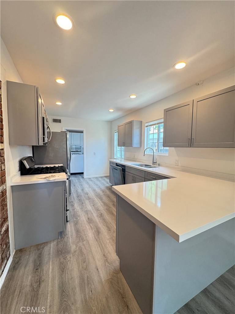Woodland Hills, CA 91367,23308 Friar ST