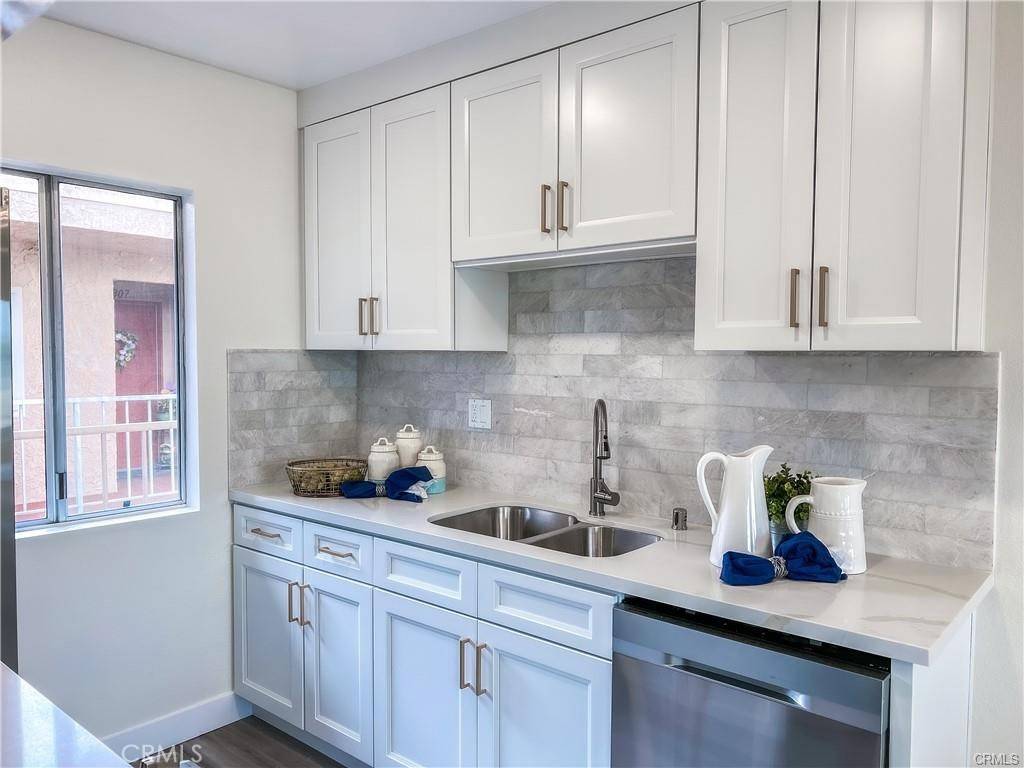 Long Beach, CA 90803,5959 E Naples PLZ #306