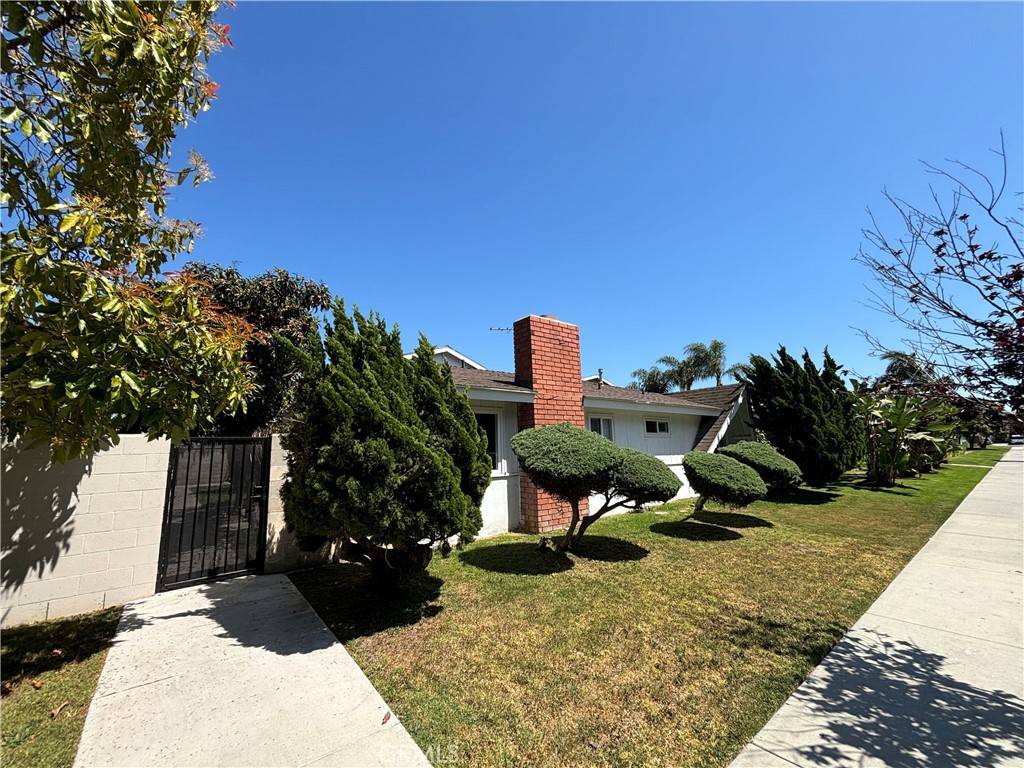 Huntington Beach, CA 92647,17082 Emerald LN