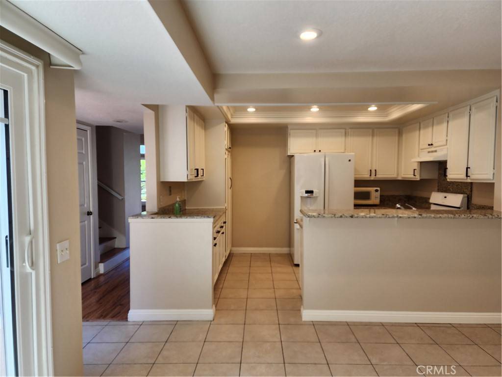 Irvine, CA 92612,32 Oxford #35