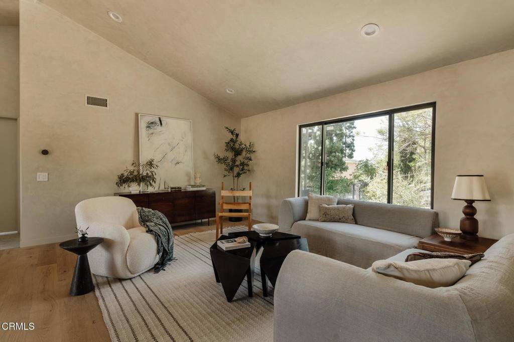 Los Angeles, CA 90065,2225 Cazador DR