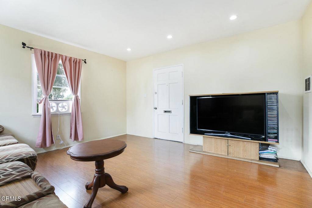 15207 Lorne ST Panorama City, CA 91402