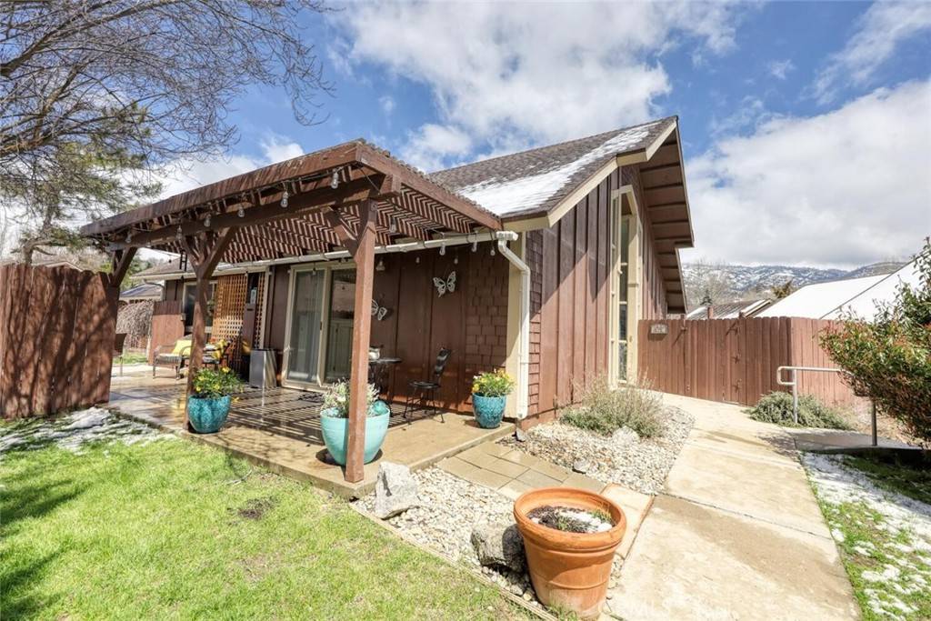 Tehachapi, CA 93561,102 Meadow Lakes DR
