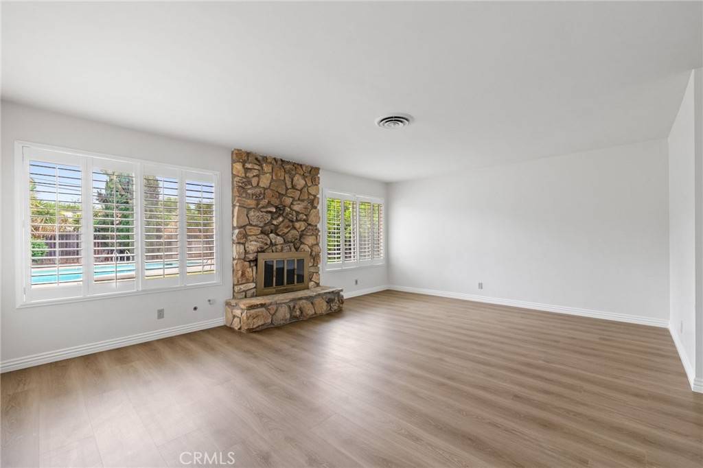 Bakersfield, CA 93306,3325 Crest DR