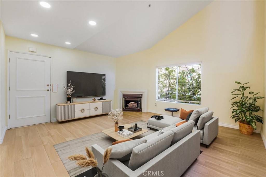 Arleta, CA 91331,9315 Woodman AVE #8