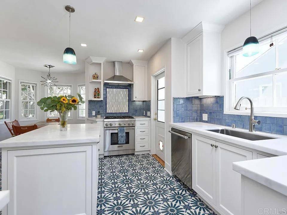 San Diego, CA 92037,5655 Beaumont AVE