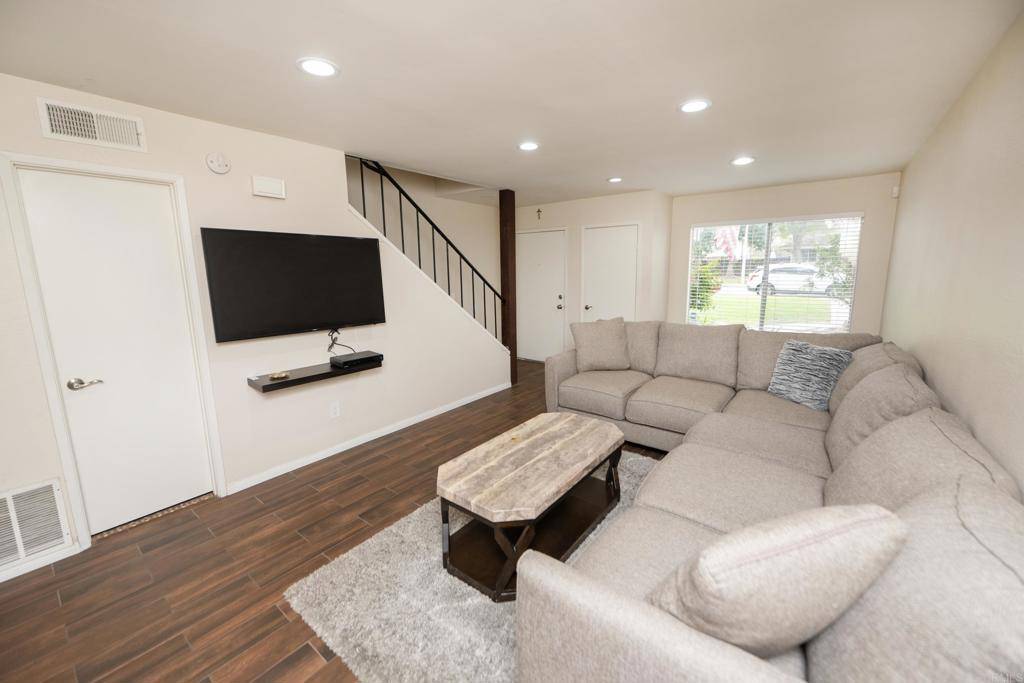 El Cajon, CA 92019,960 Amistad Pl #B