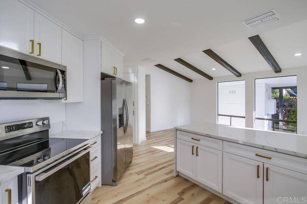 Escondido, CA 92026,8975 Lawrence Welk DR #211