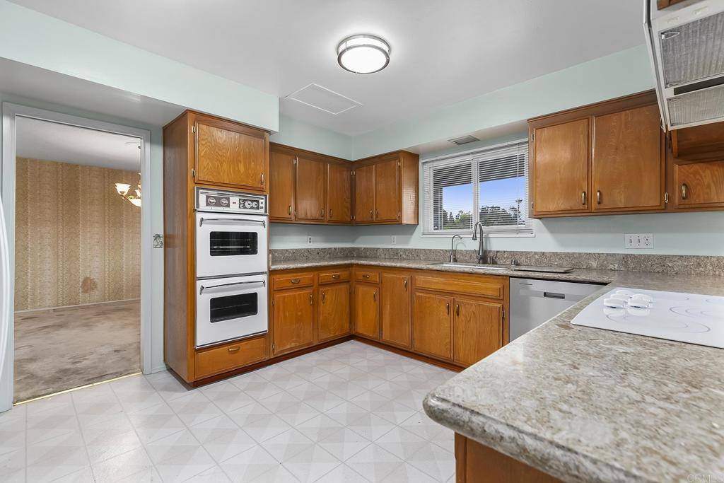 La Mesa, CA 91942,5995 BROADMOOR DR