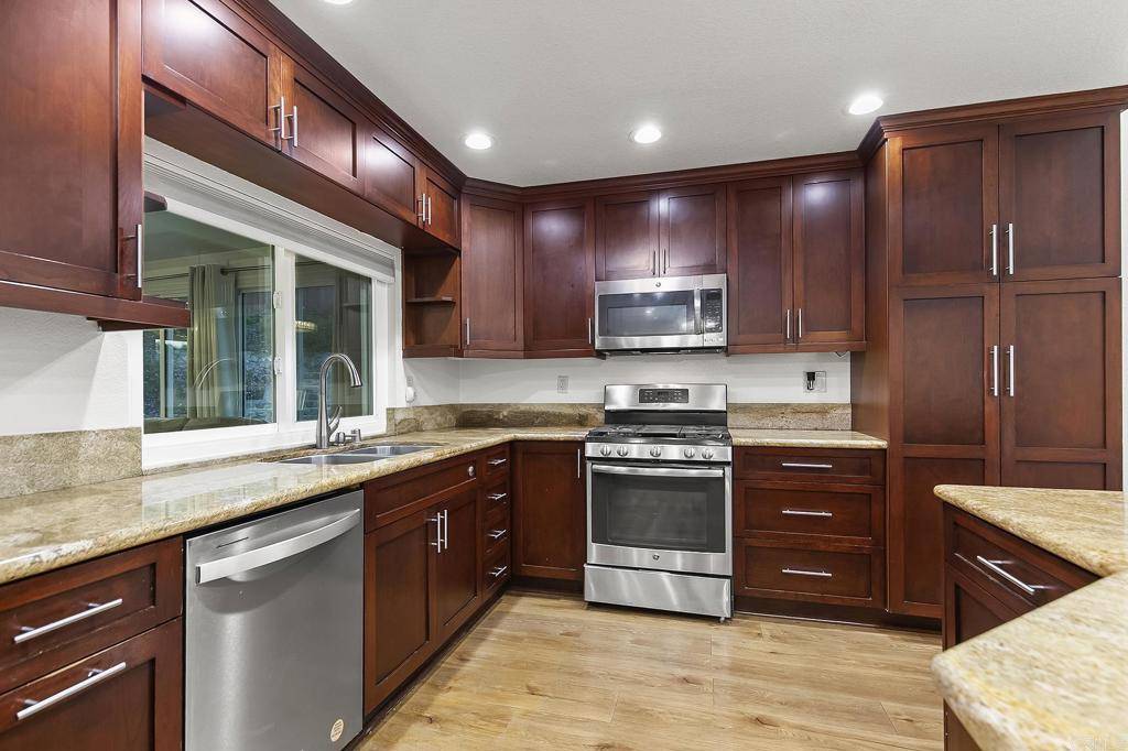 El Cajon, CA 92019,11922 VIA HACIENDA