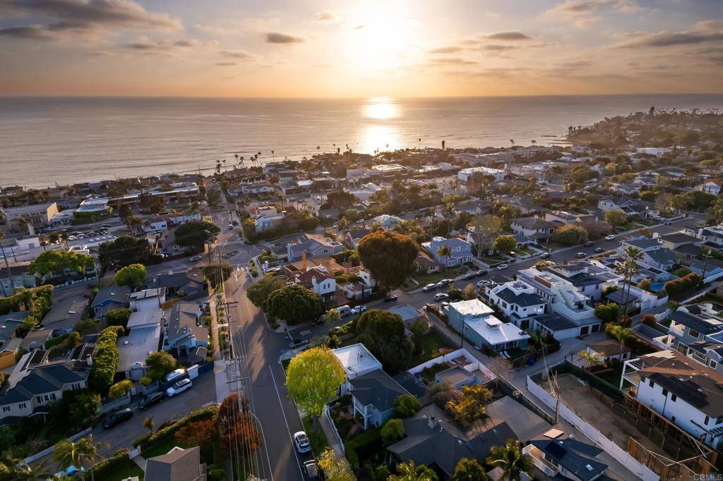 La Jolla, CA 92037,608 Forward ST