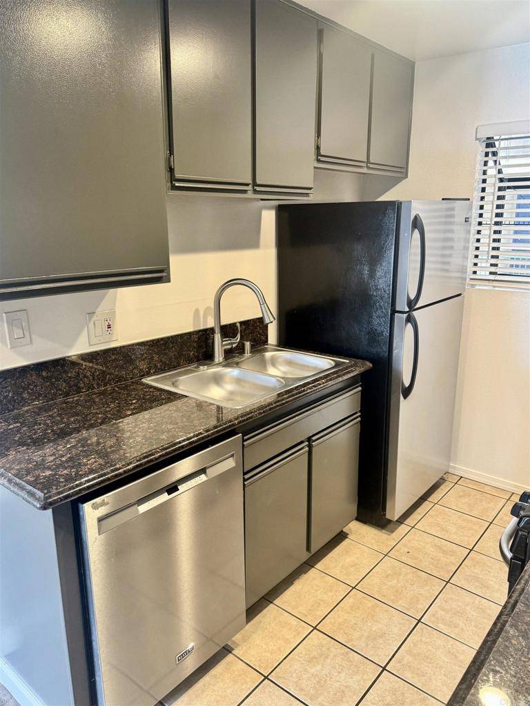 Los Angeles, CA 90048,100 N Clark DR #203
