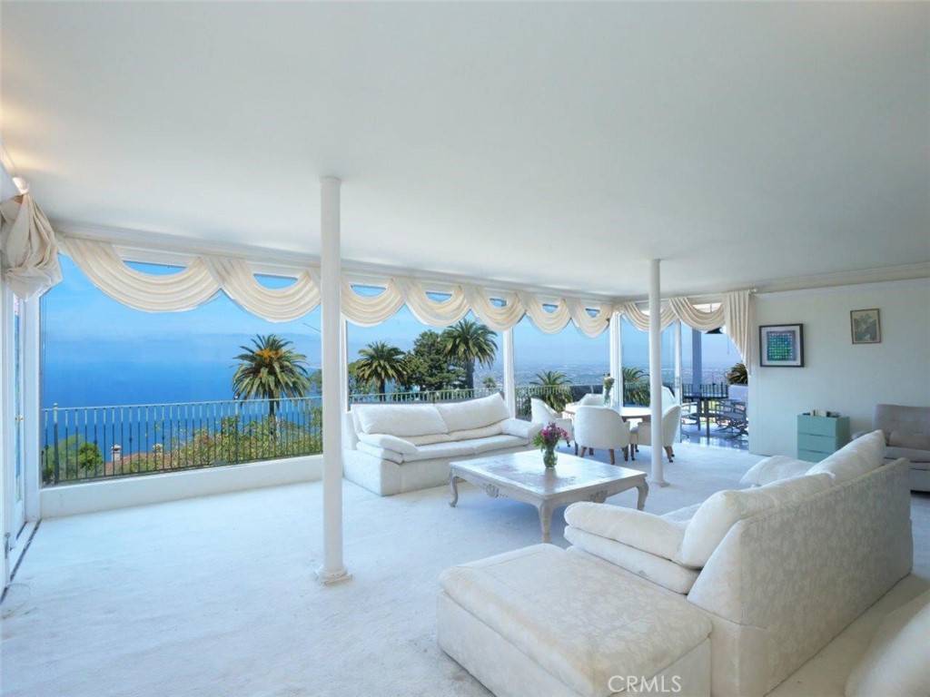 Palos Verdes Estates, CA 90274,925 Via Nogales