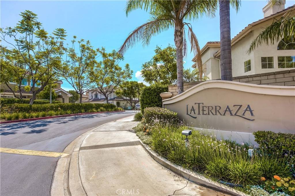 Yorba Linda, CA 92887,5517 Patricia WAY