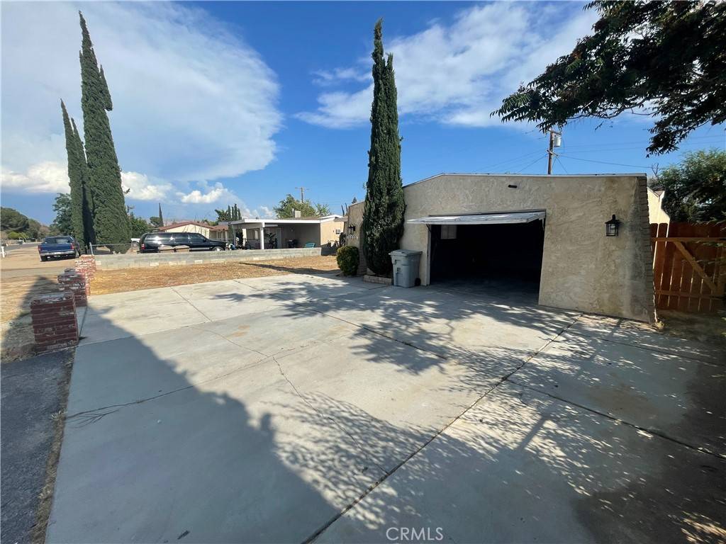 Hesperia, CA 92345,16075 Live Oak ST