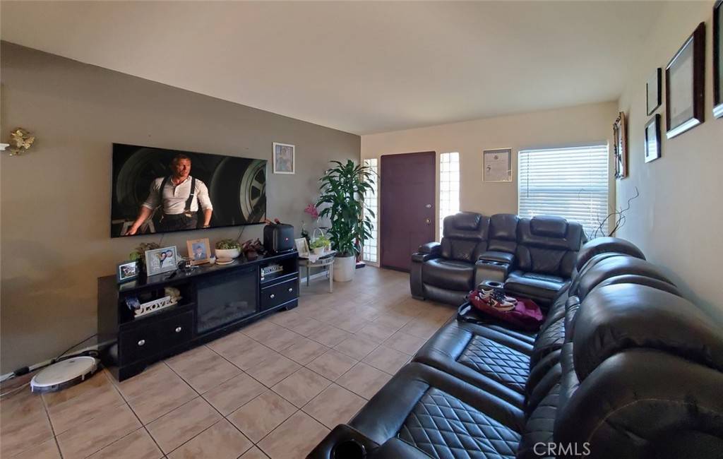 Santa Ana, CA 92701,922 Kilson DR