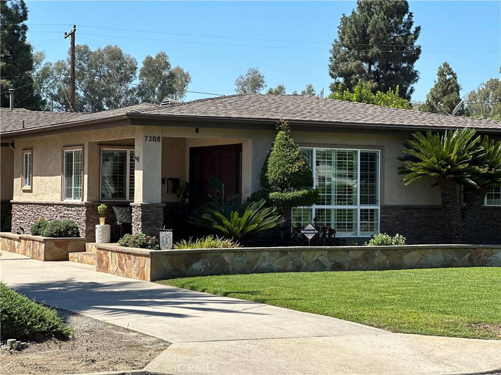 Downey, CA 90241,7308 Irwingrove DR